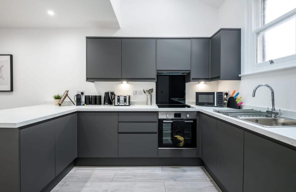 House, 4 Bedrooms | Private kitchen | Electric kettle