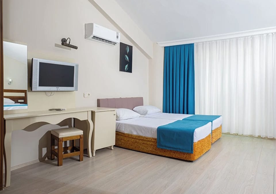 Standard Room | Minibar, in-room safe, desk, iron/ironing board