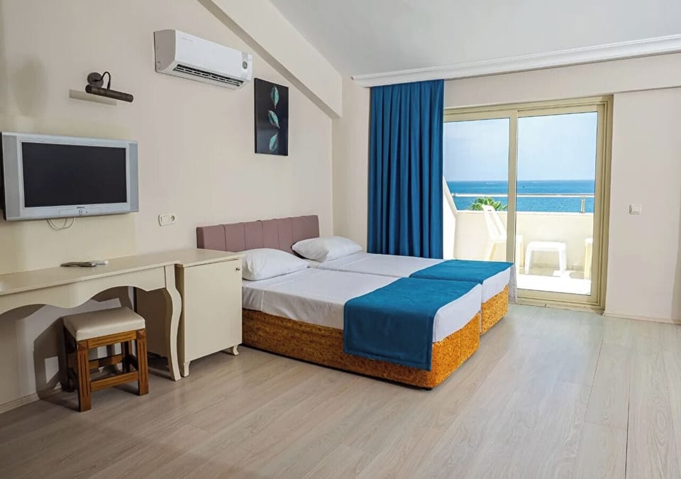 Standard Room | Minibar, in-room safe, desk, iron/ironing board