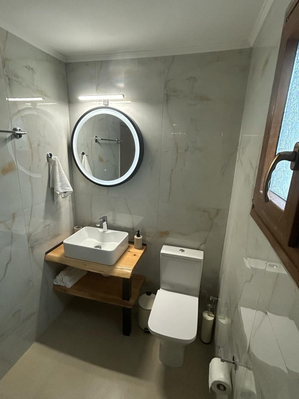 Deluxe Apartment, Balcony, Beach View | Bathroom | Shower, soap, shampoo, toilet paper
