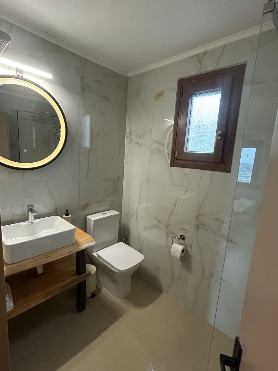Deluxe Apartment, Balcony, Beach View | Bathroom | Shower, soap, shampoo, toilet paper