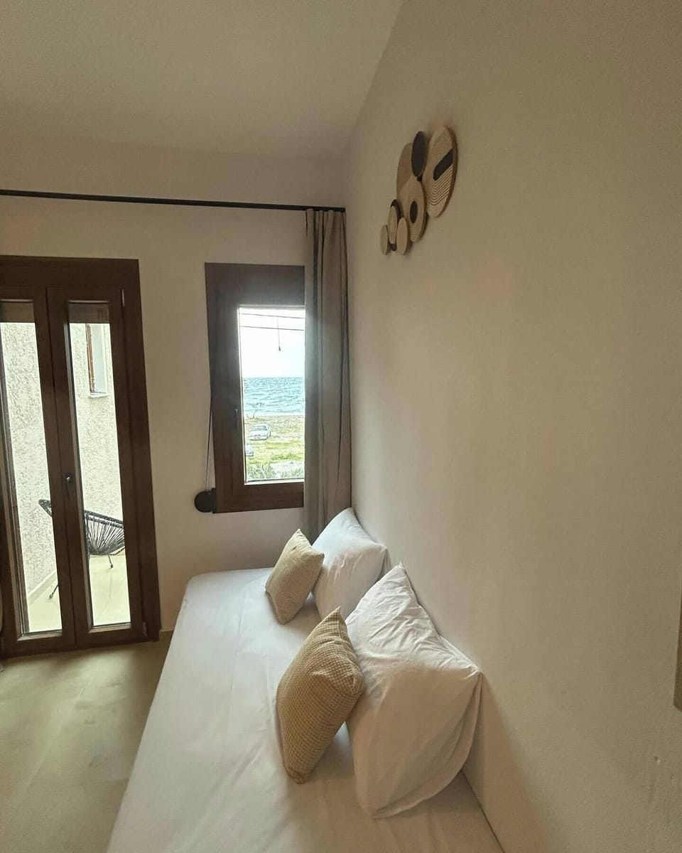 Deluxe Apartment, Balcony, Beach View | Living area