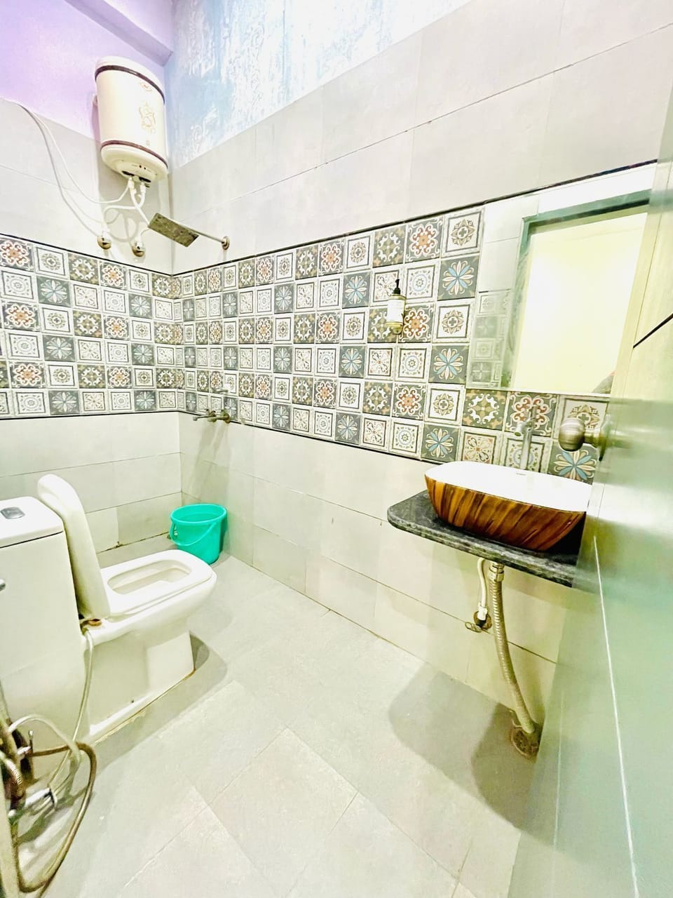 Deluxe Double Room | Bathroom | Shower, towels, soap, toilet paper