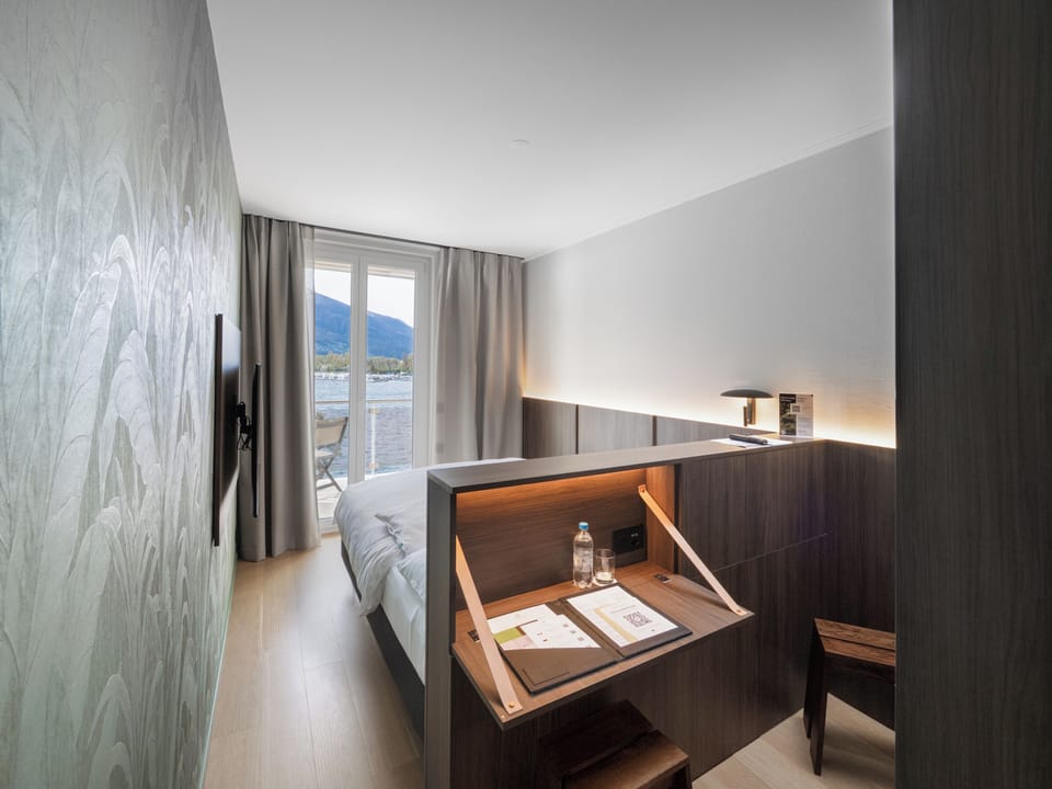 Classic Single Room, Lake View | Minibar, in-room safe, desk, blackout drapes