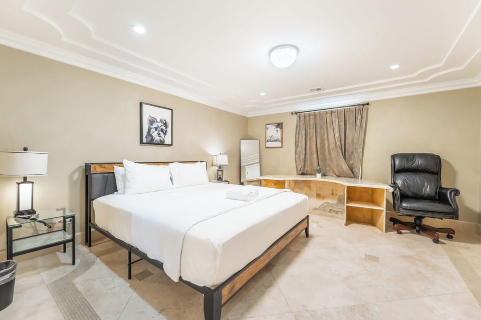 Bedroom 1 - King