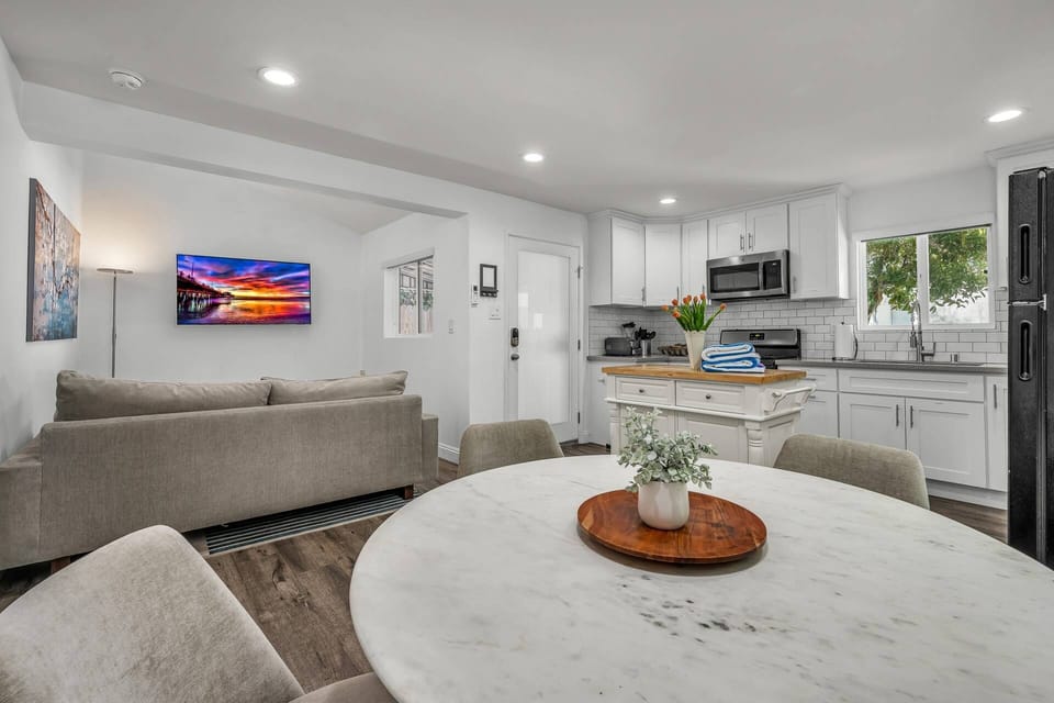 Step into this inviting and airy open-plan living dining kitchen space!