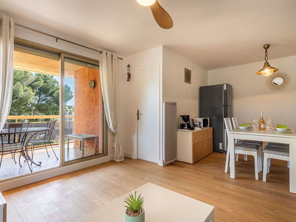 Wood, Furniture, Home, Apartment, Chair, Wood Stain, Hardwood, Kitchen & Dining Room Table, Shade, Balcony