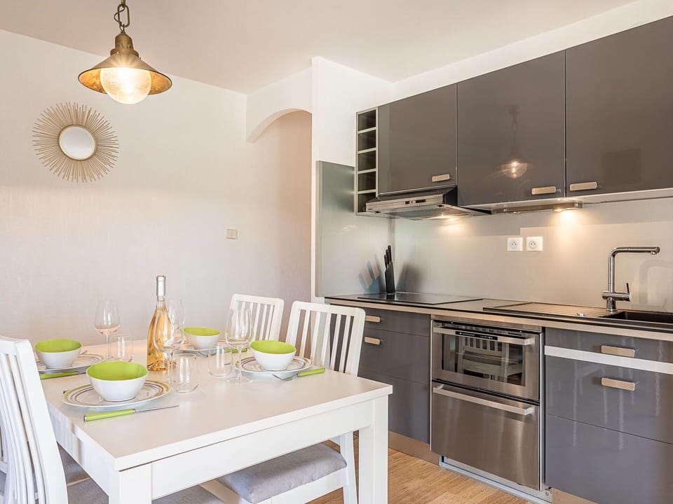 Kitchen, Kitchen Appliance, Countertop, Furniture, Interior Design, Major Appliance, Cabinetry, Flooring, Wood, Home Appliance