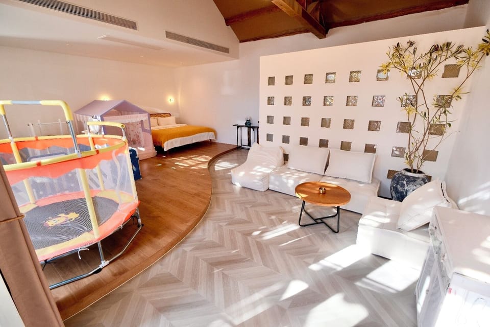 4 bedrooms, desk, laptop workspace, WiFi (free)