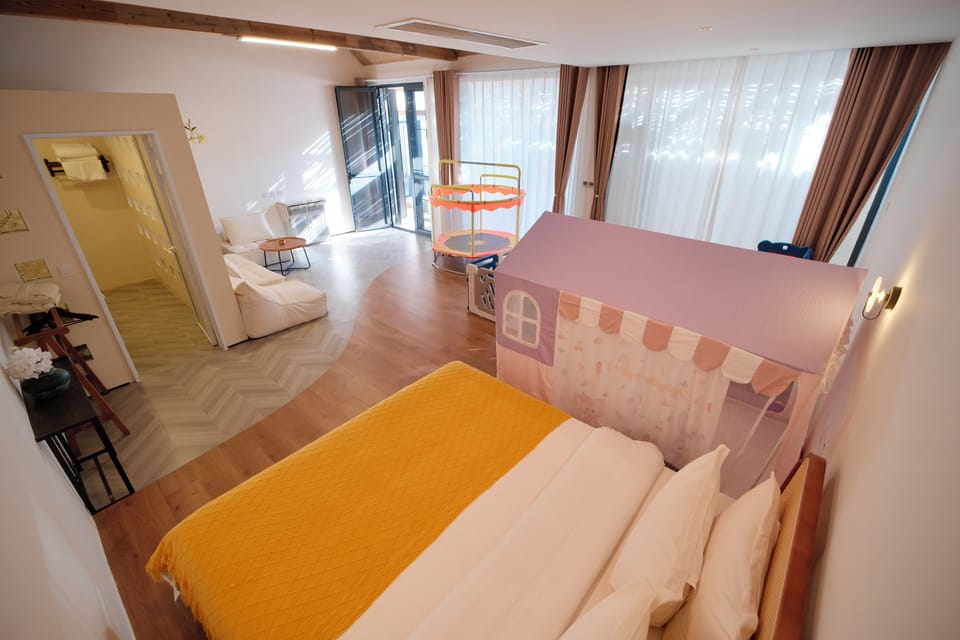 4 bedrooms, desk, laptop workspace, WiFi (free)