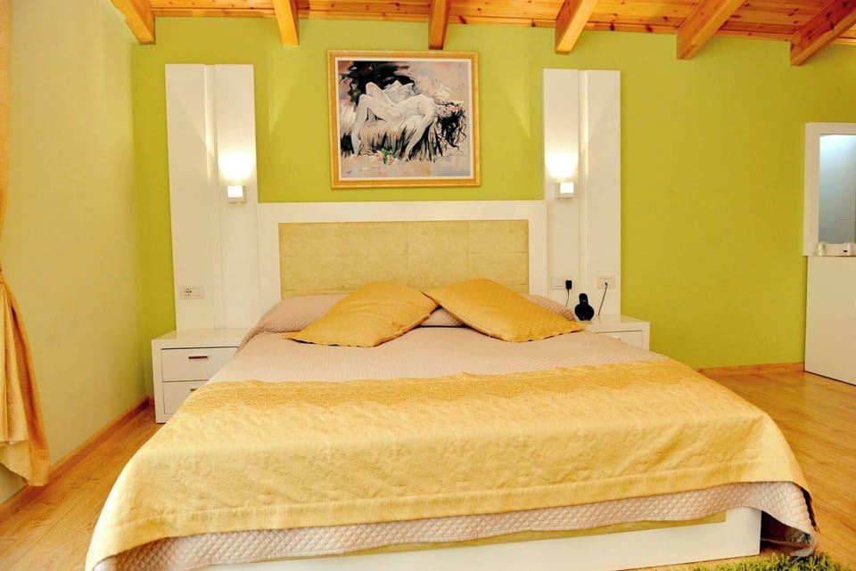 Comfort Double Room, City View | Soundproofing, iron/ironing board, WiFi (free)