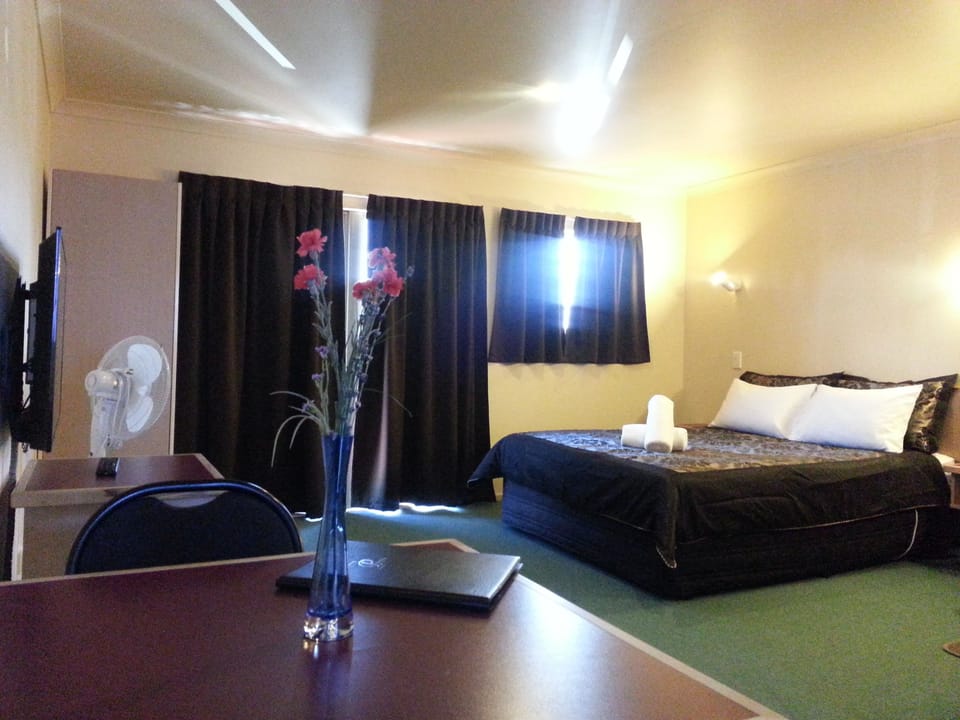 Studio, Jetted Tub | Desk, blackout drapes, iron/ironing board, free WiFi