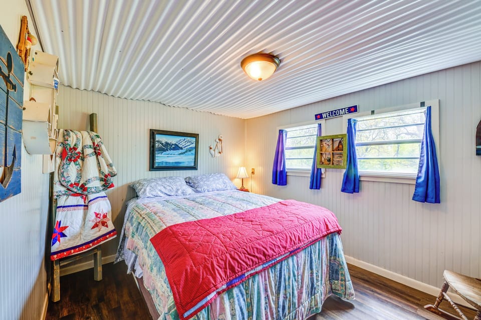 Fenced Yard: Quaint Cabin Near Lake Texoma! Cottage in Lake Texoma