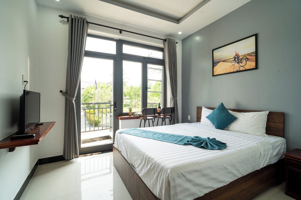Deluxe Double Room, 1 Queen Bed, Balcony, City View | Egyptian cotton sheets, premium bedding, desk, free WiFi