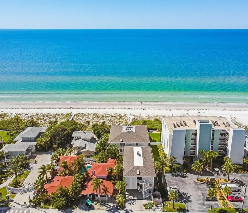 Birds eye view of the front of the complex and Indian Rocks Beac - Birds eye view of the front of the complex and Indian Rocks Beach and the Gulf right behind it