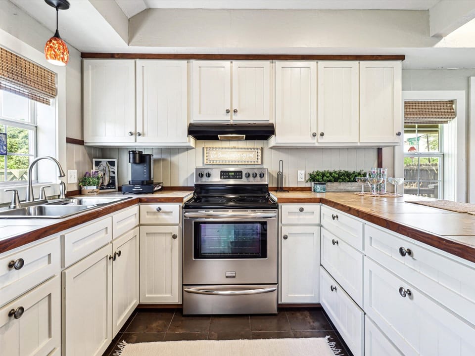 House, 2 Bedrooms | Private kitchen | Fridge, oven, stovetop, coffee/tea maker