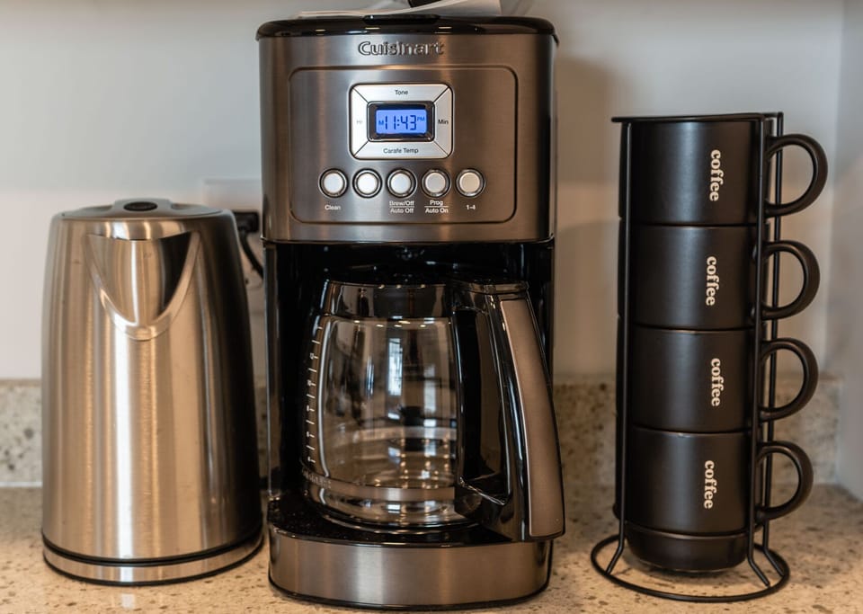 Full pot coffee pot and tea kettle