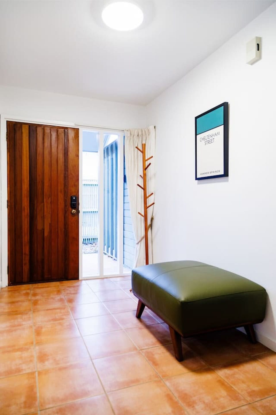 Step inside and drop your bags in style. The entranceway features a handy coat stand and a comfy ottoman — perfect for kicking off your shoes and settling into holiday mode from the moment you arrive.