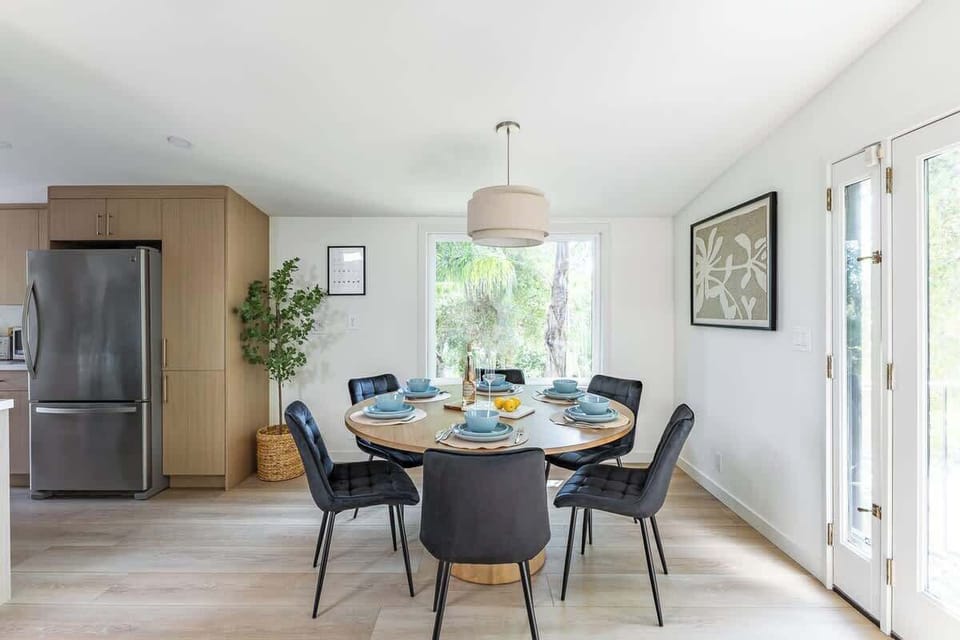 Comfortable dining area, seats 6 people.