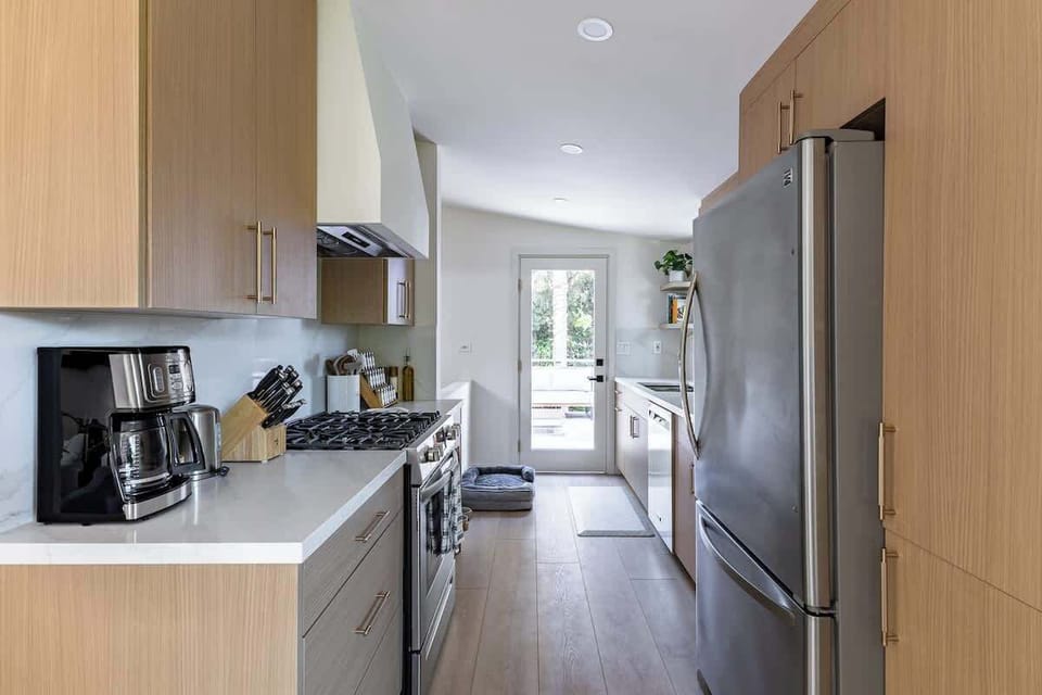 Fully equipped kitchen: coffee with coffee maker, French press, utensils, spice rack, extra virgin olive oil, blender, toaster, Salad bowl, bartender set, etc!!