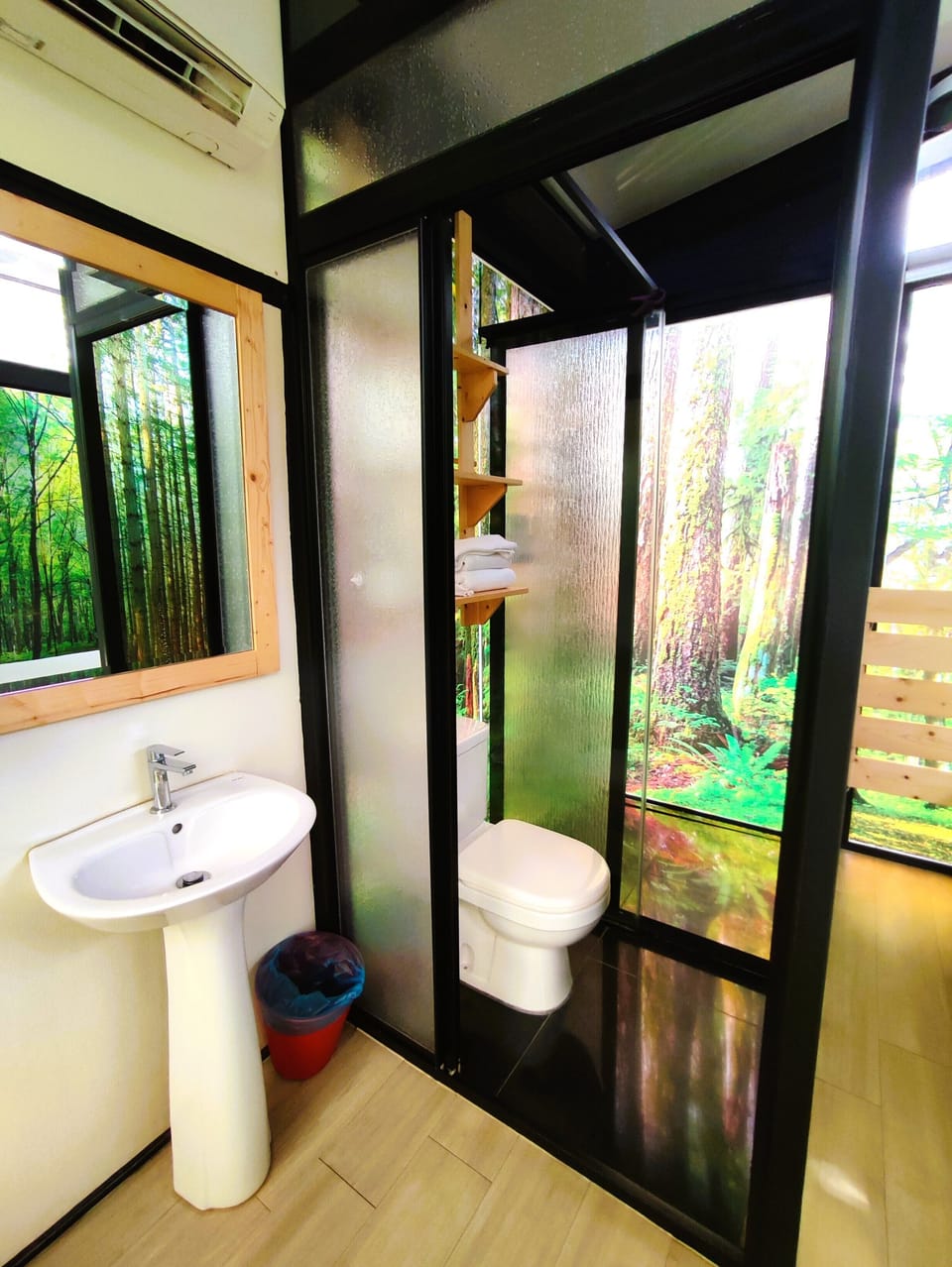 Standard Twin Room | Bathroom | Shower, free toiletries, bidet, towels