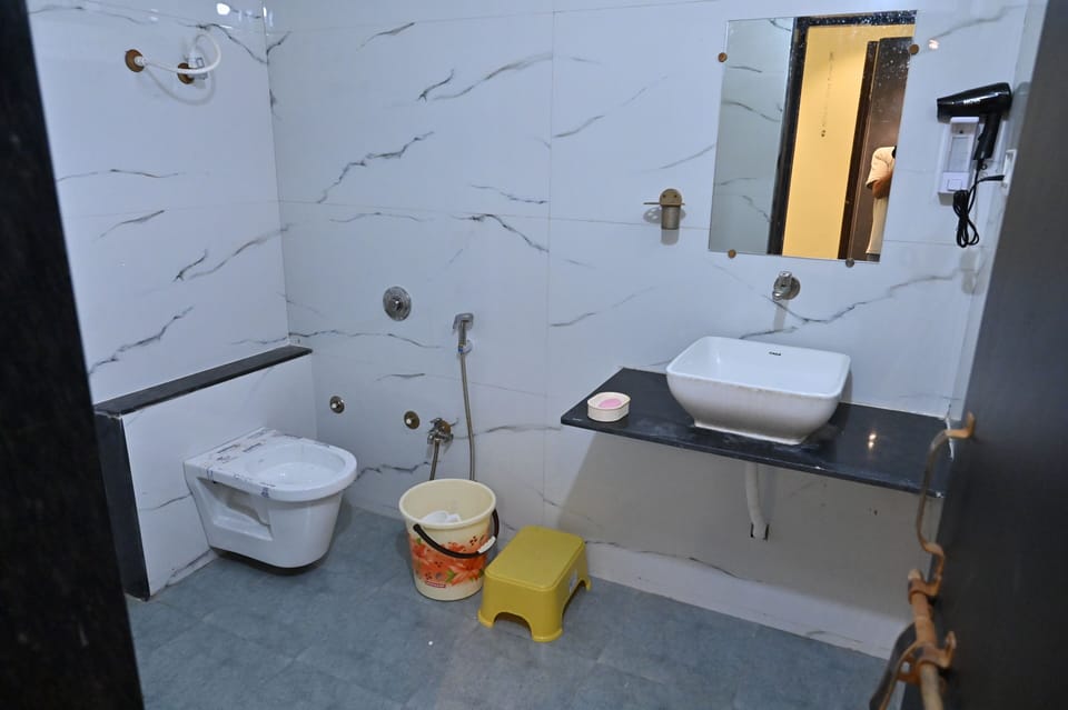 Comfort Double Room | Bathroom | Combined shower/tub, slippers, towels, soap