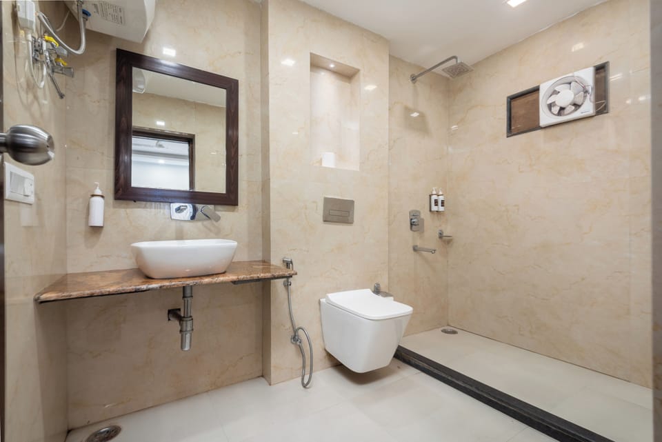 Deluxe Room | Bathroom | Shower, slippers, towels, soap