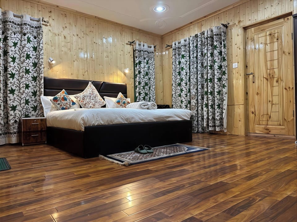 Family Room | Soundproofing, free WiFi