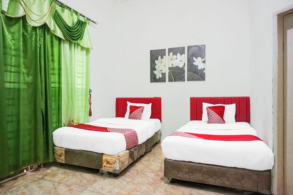 Desk, WiFi (free), bed sheets