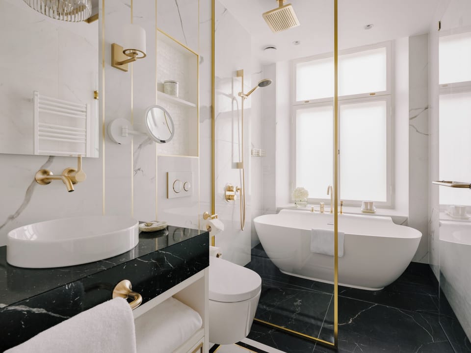 Signature Suite, City View, Corner | Bathroom | Designer toiletries, hair dryer, bathrobes, slippers