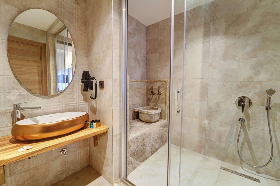 Luxury Room | Bathroom | Shower, hair dryer, slippers, towels