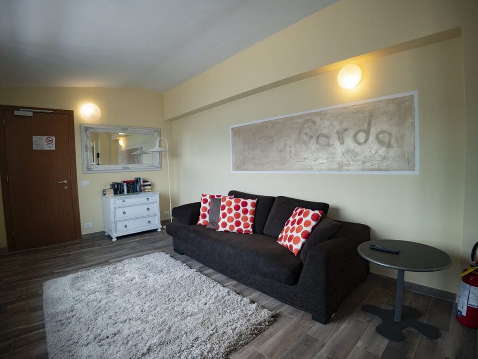 Apartment, 3 Bedrooms, 2 Bathrooms | Living area