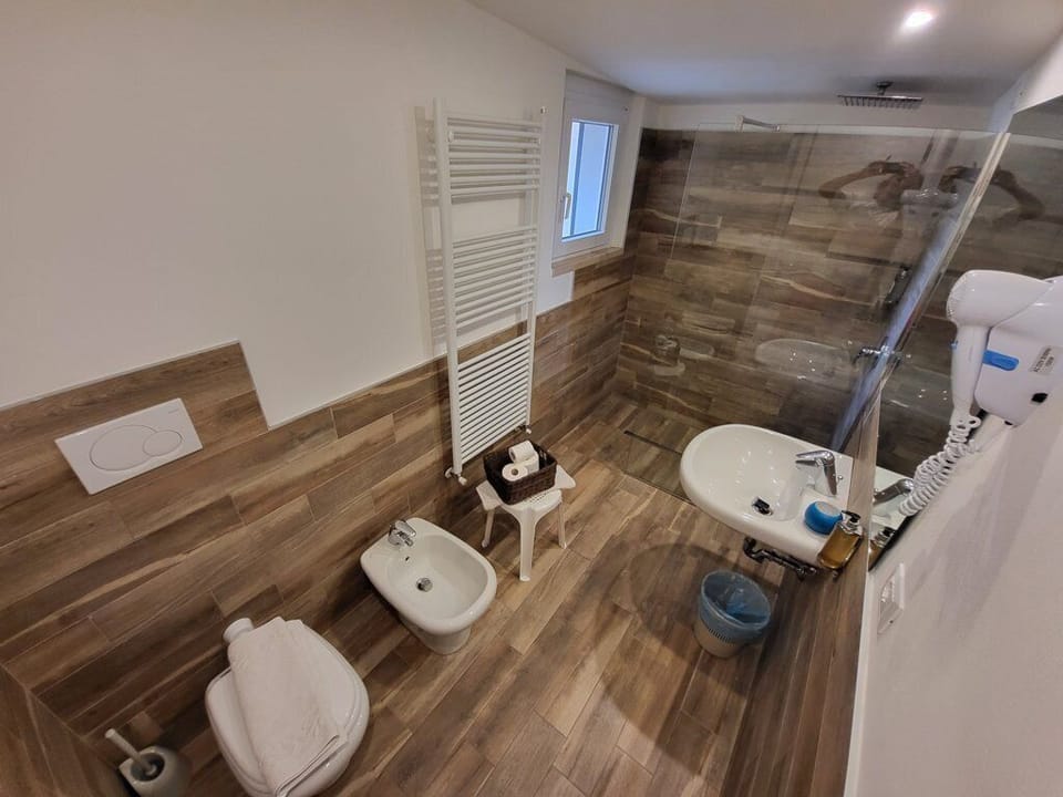 Apartment, 3 Bedrooms, 2 Bathrooms | Bathroom | Hair dryer, bidet, towels