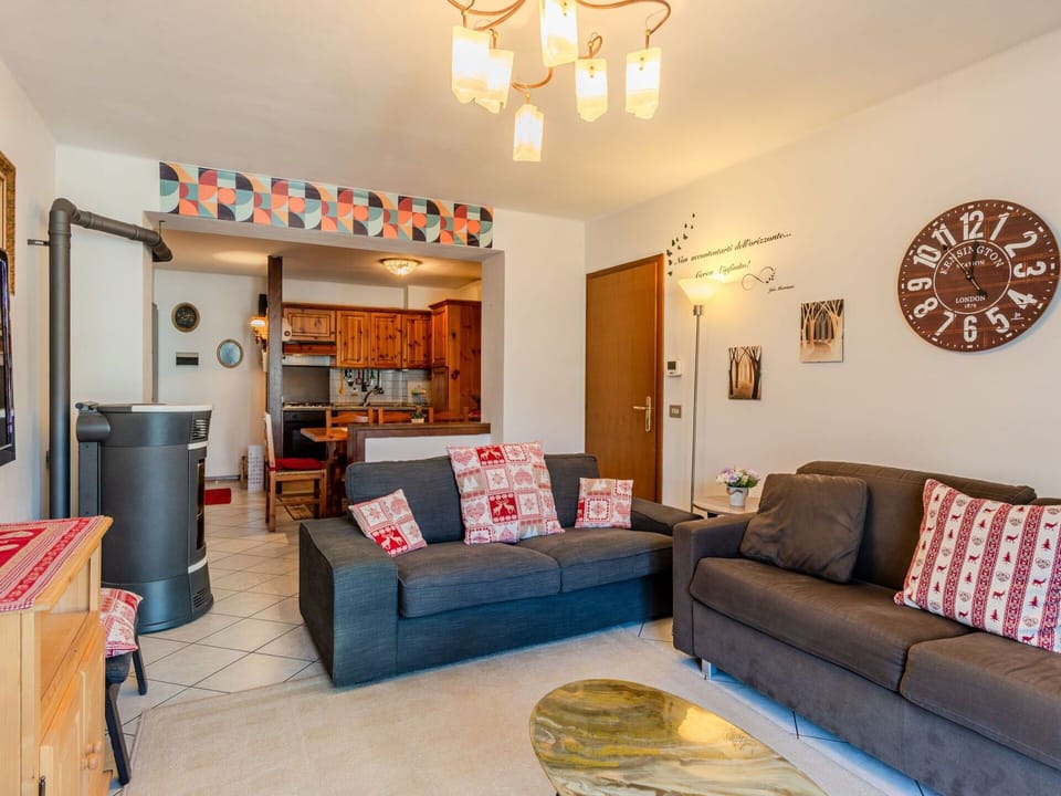 Residential Area, Shrub, Roof, Home, Cottage, Driveway, Estate, Siding, Landscaping, Yard