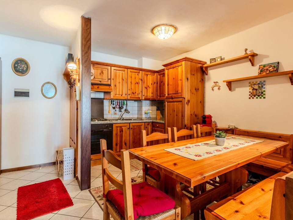 Residential Area, Shrub, Roof, Home, Cottage, Driveway, Estate, Siding, Landscaping, Yard