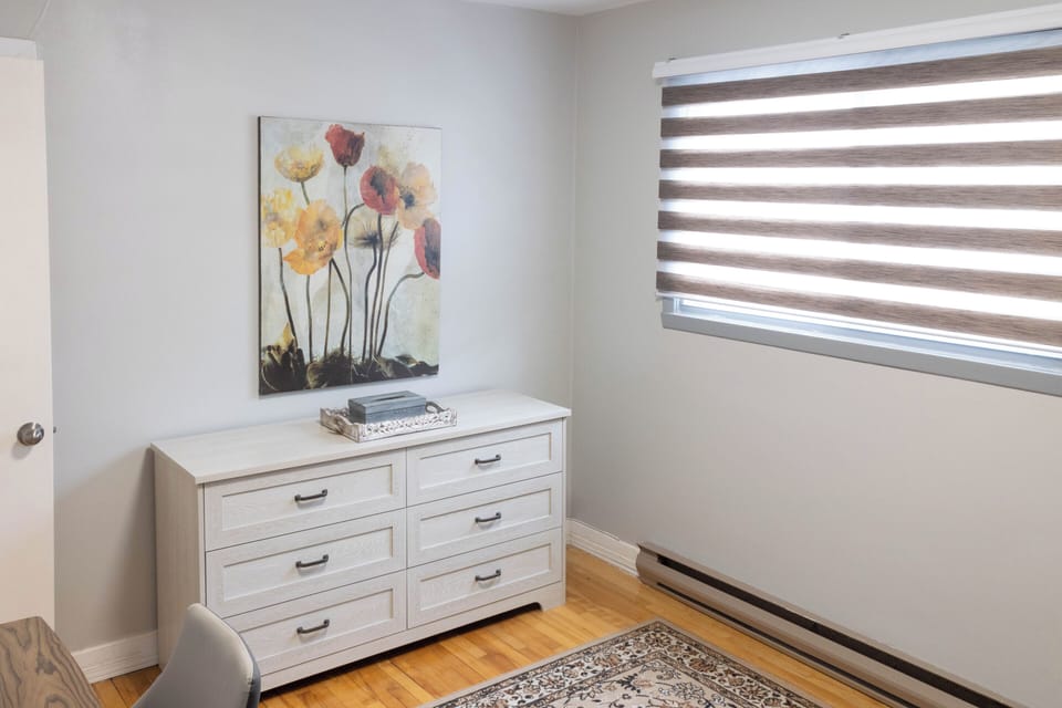BR3: A multipurpose bedroom with an adjustable height desk and a pull-out sofa.