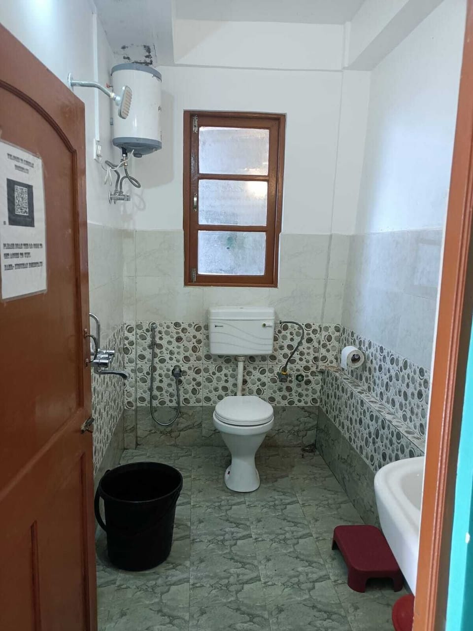 Standard Room, 1 Queen Bed, Smoking | Bathroom | Slippers, soap