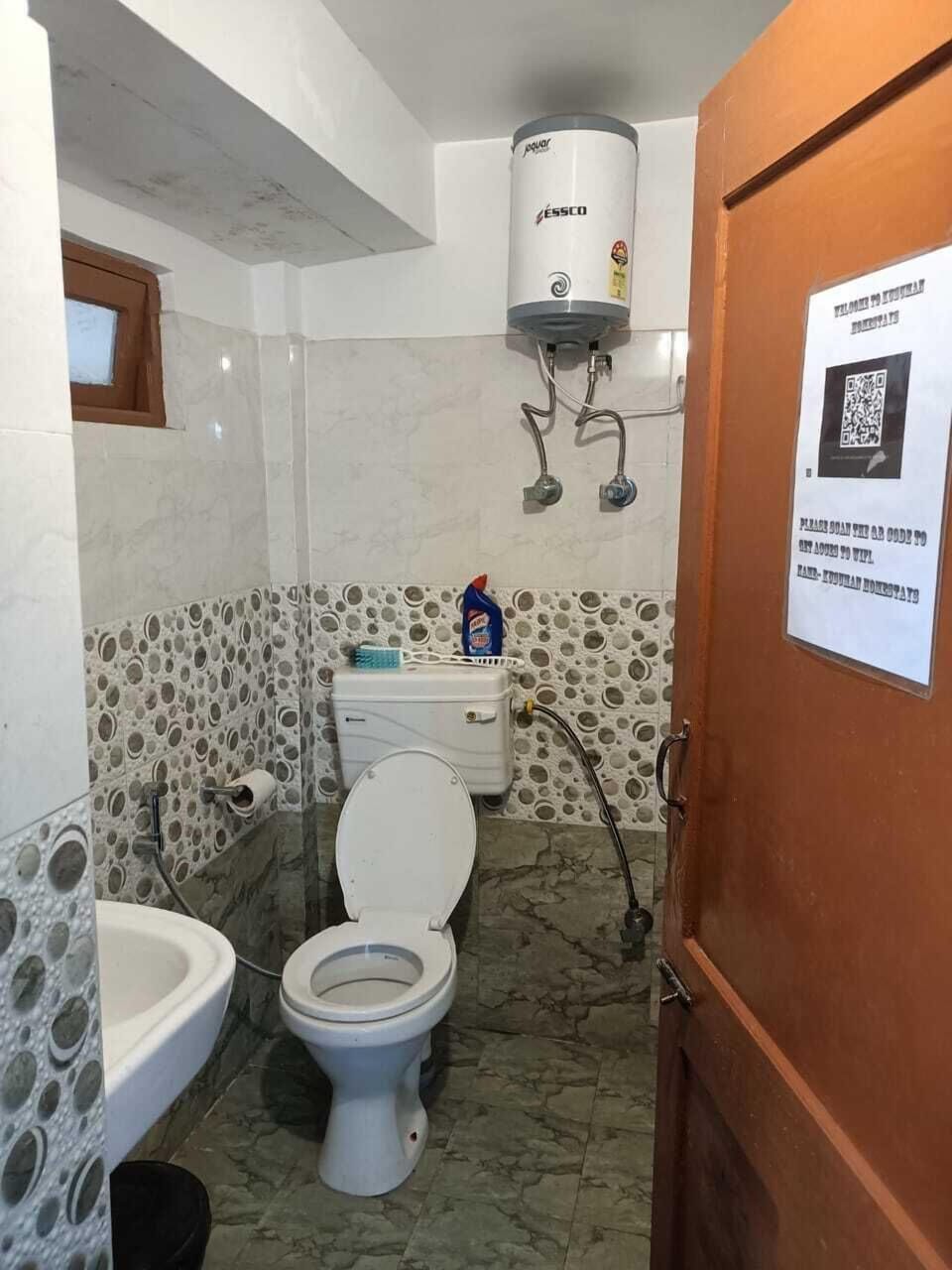 Deluxe Room, 2 Twin Beds, Smoking | Bathroom | Slippers, soap
