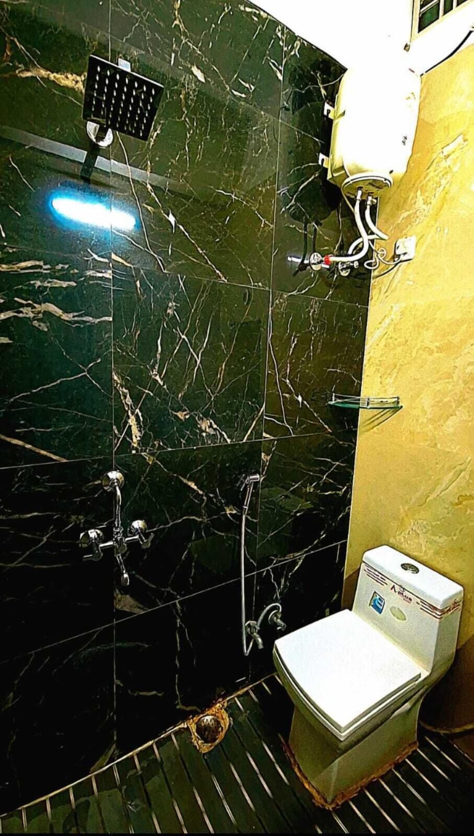 Deluxe Double Room, City View | Bathroom | Combined shower/tub, towels