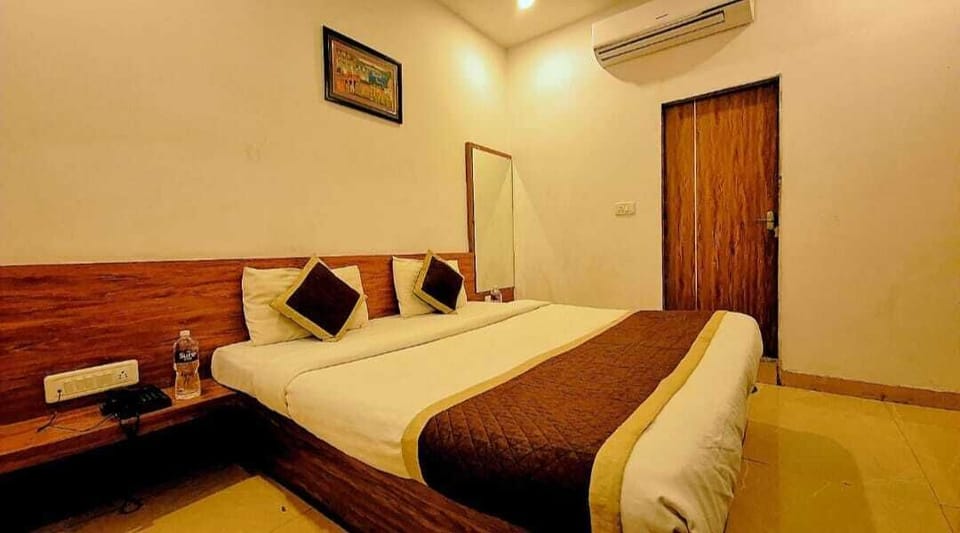 Deluxe Double Room, City View | Laptop workspace, blackout drapes, free WiFi