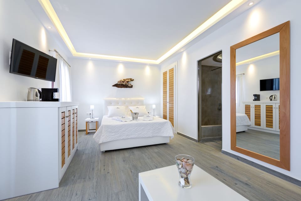 Junior Suite (Outdoor Hot Tub) | Minibar, in-room safe, soundproofing, free WiFi