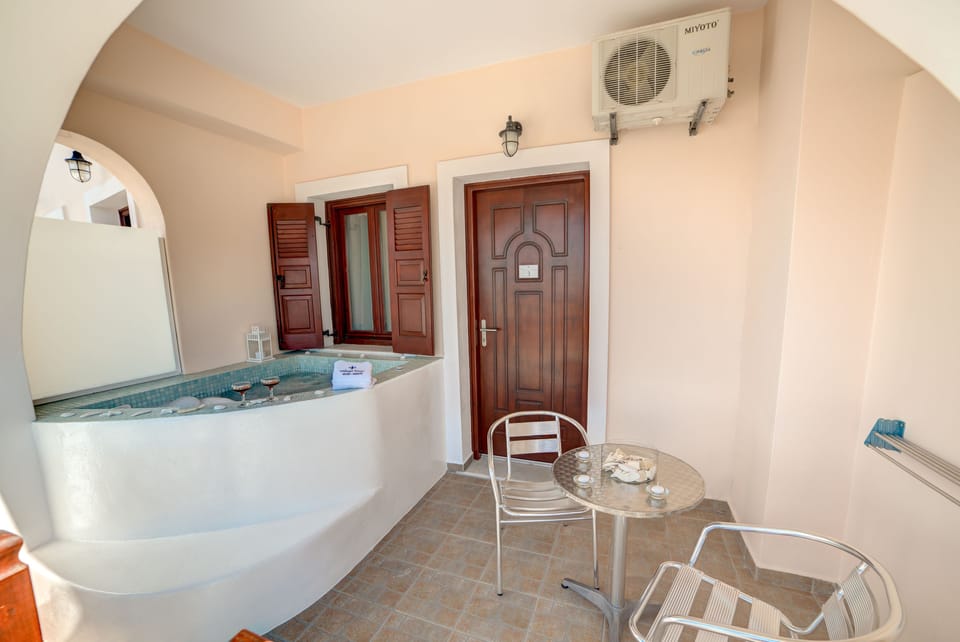 Superior Double Room (Outdoor Hot Tub with Caldera View) | Jetted tub