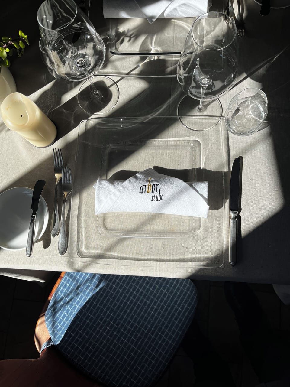 3 restaurants; lunch and dinner served