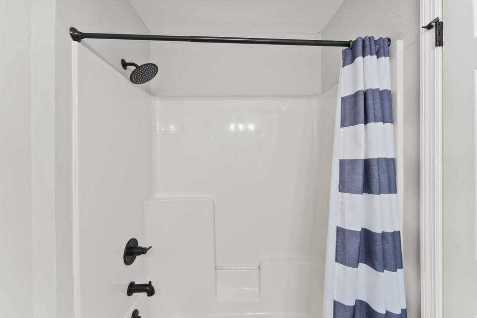 Master Tub/Shower Combo