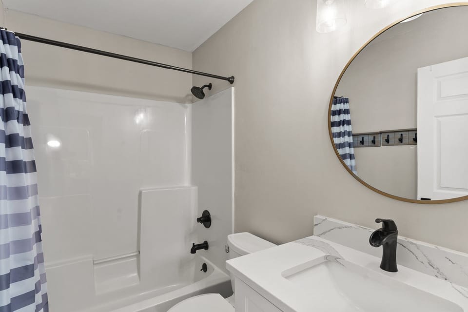 Guest Bathroom-Tub/Shower Combo