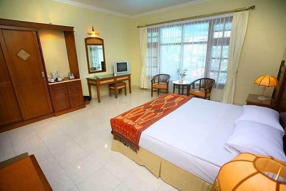Premium bedding, in-room safe, individually decorated, desk