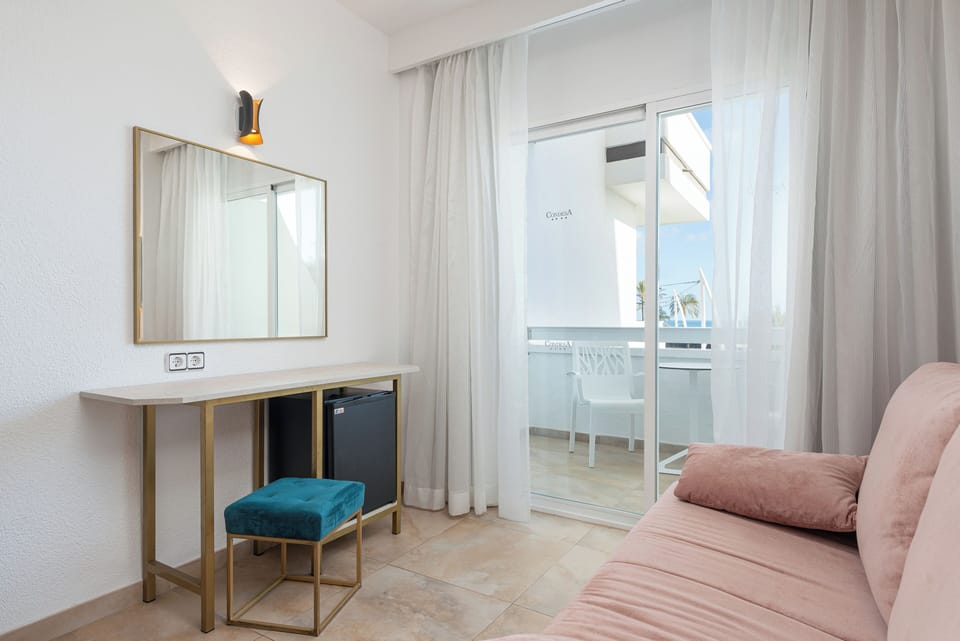 Double Room, Balcony | Down comforters, minibar, in-room safe, desk