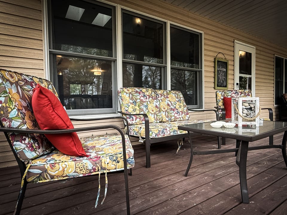 Front porch sitting area 1
