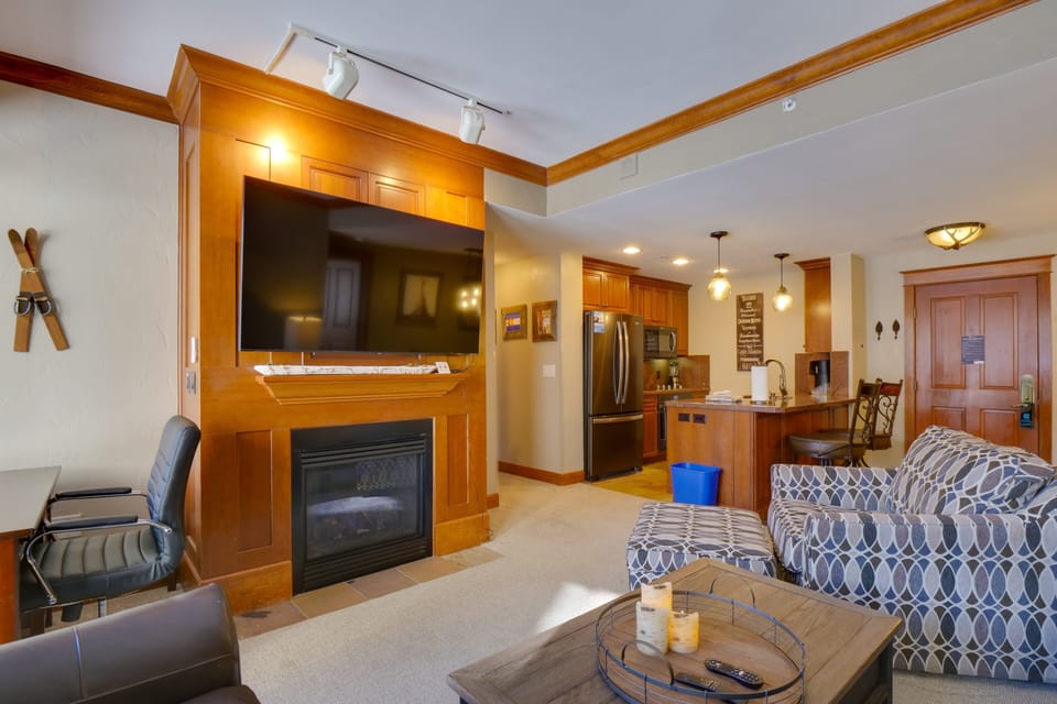 Furniture, Indoors, Living Room, Couch, Lamp