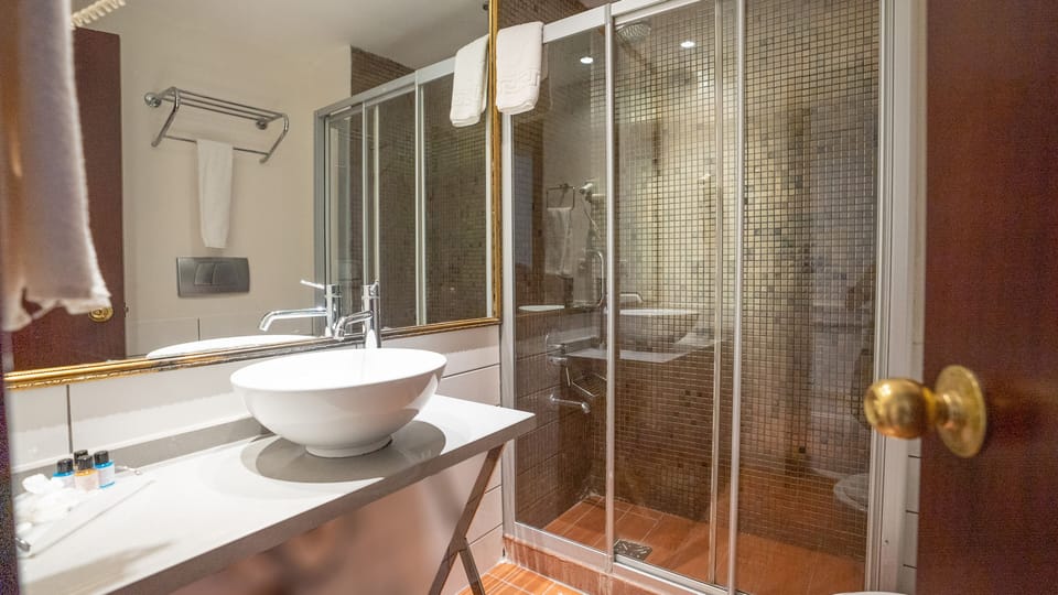 Standard Twin Room | Bathroom | Free toiletries, hair dryer, slippers, bidet